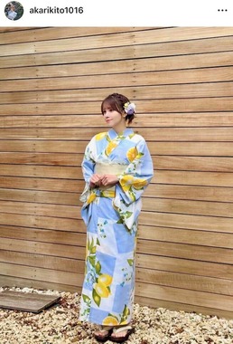 鬼頭明里さんのインスタグラム（＠akarikito1016）より