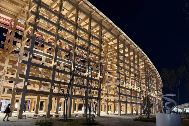 ライトアップされた大屋根リング
