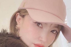 平子理沙54歳、キス顔で迫る「爆イケ」真っ赤なサングラス姿　美肌と唇にファン歓喜「可愛すぎて辛い」