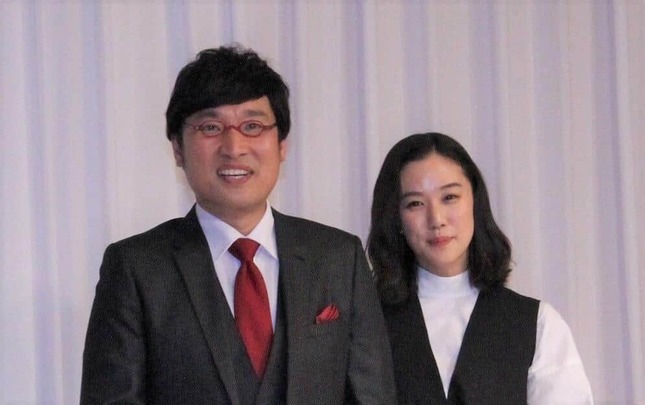 左から山里亮太さん、蒼井優さん。結婚報告会見での姿（2019年撮影）