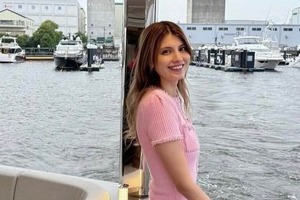 マギー、完璧ボディラインのほっそりウェア姿でピラティス　「魅力的な美女」圧巻のプロポーション