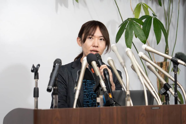 安野貴博氏の記者会見の様子（文藝春秋のプレスリリースより）