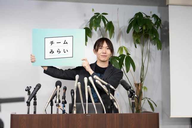 安野貴博氏の記者会見の様子（文藝春秋のプレスリリースより）