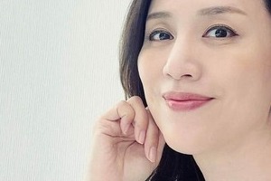 元宝塚・遼河はるひ49歳「近くがもう...日に日に見えません」　オシャレ老眼鏡ショットに「かわいい」好評