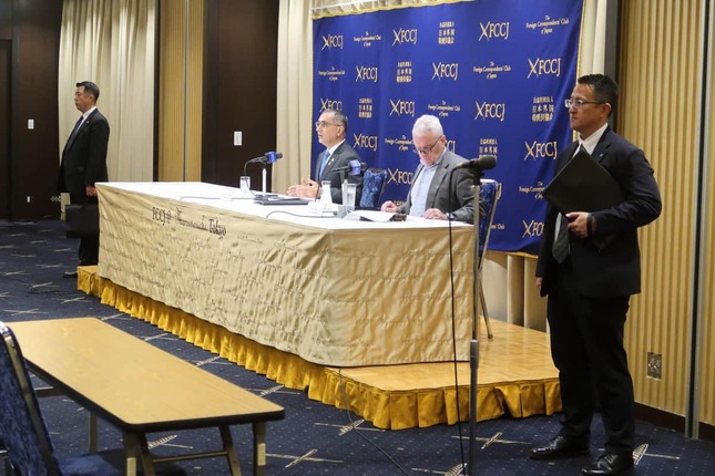 記者会見場は通常よりも厳しい警備体制が敷かれた