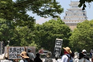 「斎藤知事辞めろデモ」神戸に続き姫路でも　増山誠県議は行進を追尾、生配信しながら「斎藤ガンバレ」