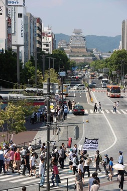 姫路市中心部を行進するデモ隊