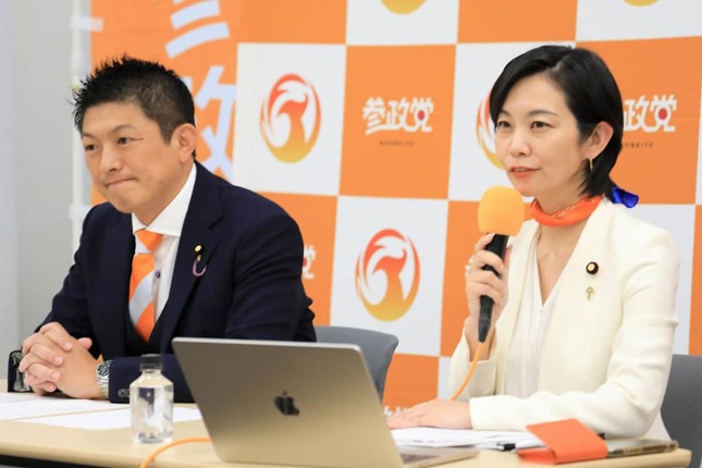 記者会見に臨む参政党の神谷宗幣代表（左）と梅村みずほ参院議員（右）