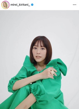 世界一美しい」桐谷美玲、ミニ丈×ポロニットの清楚コーデ「顔