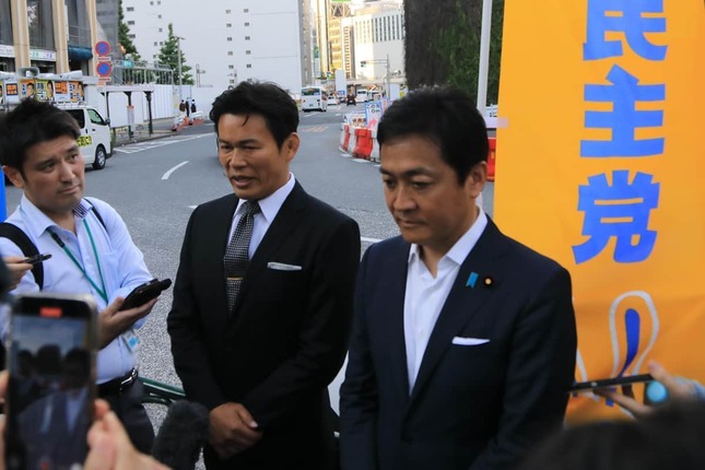 街頭演説後に取材に応じる国民民主党の玉木雄一郎代表（右）と須藤元気氏（左）