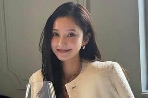 サッカー堂安律＆美人妻・明松美玖、結婚披露宴オフショット　純白ドレスで「本当にお姫さまみたい」