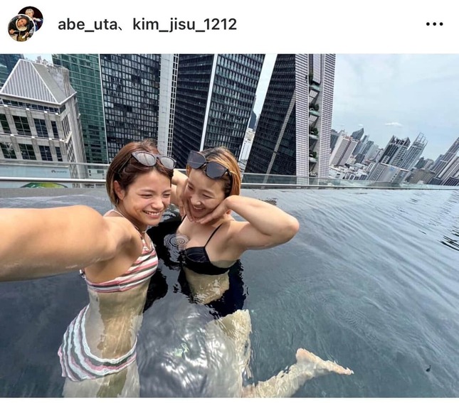 水着姿を披露する阿部とキム（阿部のインスタグラムより）