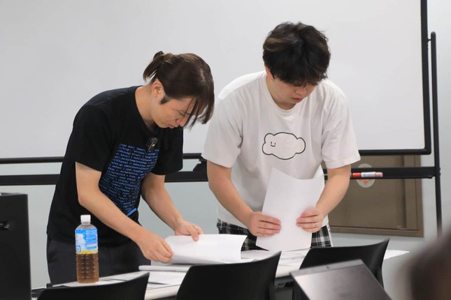 配布プリントも党首が自分で準備