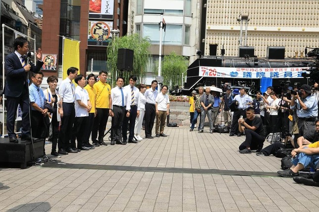 国民民主党の玉木雄一郎代表らが参加した「第一声」は新橋駅前で行われた。須藤氏は参加しなかった