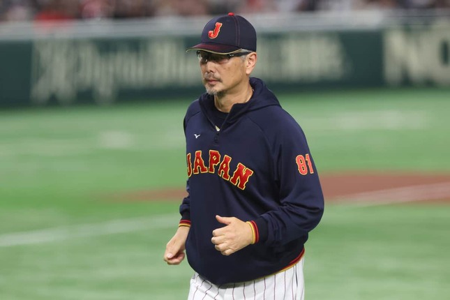 吉井理人氏。2023年のWBCでは日本代表の投手コーチをつとめた（写真：CTK Photo/アフロ）