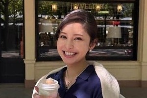 サッカー堂安律の美人妻・明松美玖、色っぽベアトップの夏コーデ　美しさオーラ全開「可愛い」大絶賛
