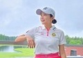 女子ゴルフのイ・ボミ、ミニスカウェアでスーパーショットさく裂！　ホールインワン決め、ボールにキス
