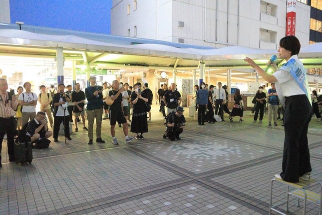 帰り道に足を止めて演説を聞く人もいた