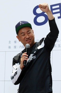 レイザーラモンRGさん。万博会場でのパフォーマンスが評判だ（写真：つのだよしお/アフロ）