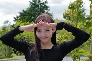 本田真凜23歳、海に映える白ノースリ私服ショット...ポニテなびかせ超キュート「透明感えぐい」