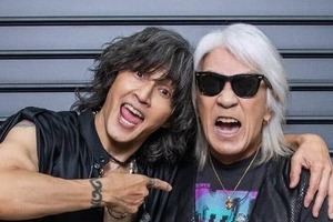 療養中のB'z松本孝弘、ライブ出演で稲葉浩志とハグ連発　ファン感涙「愛と絆が最強で最高」