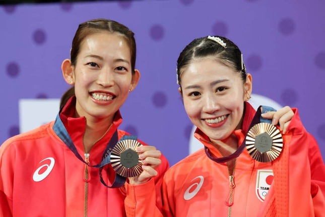 左から松山奈未選手、志田千陽選手。パリ五輪表彰式での姿（写真：YUTAKA/アフロスポーツ）