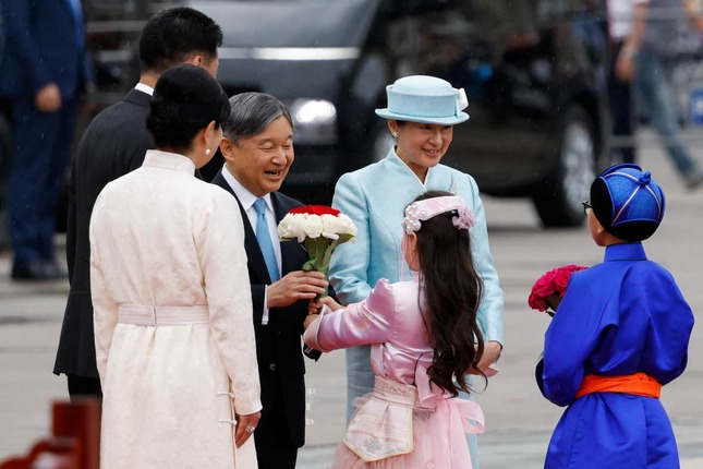 モンゴルで歓迎式典に臨む天皇、皇后両陛下（写真：ロイター/アフロ）