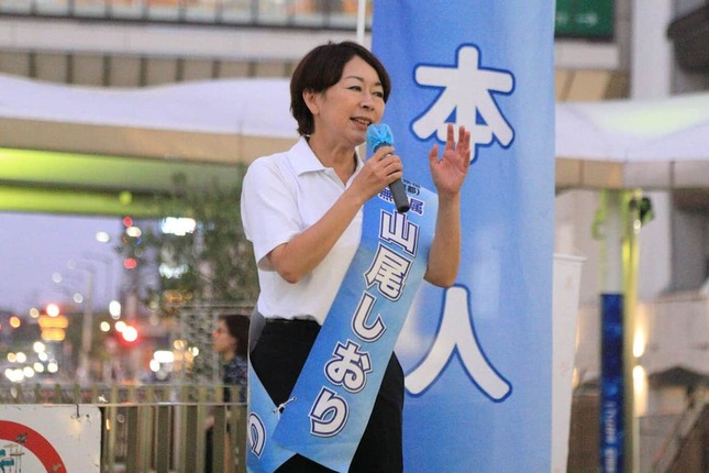 町田駅前で演説する山尾志桜里氏。終了後、演説を聞いていた人の質問の答える場面もあった