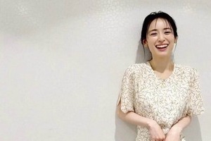 新婚の泉里香36歳、「夏はTシャツ率高め」シンプルコーデでかわいさ爆発　「心を癒される」大絶賛
