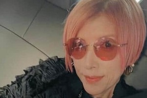 TRFボーカル・YU-KI58歳、ド派手ピンク髪＆異次元の超ミニ丈コーデ　オーラ全開で「最高」ファン歓喜