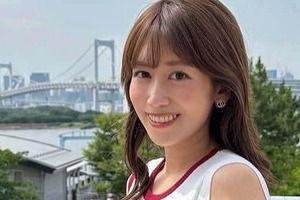 元NHK中川安奈アナ、白ミニ丈の私服ワンピで浜辺に　「膝から下のゴルフソックス焼けにもぜひご注目を」