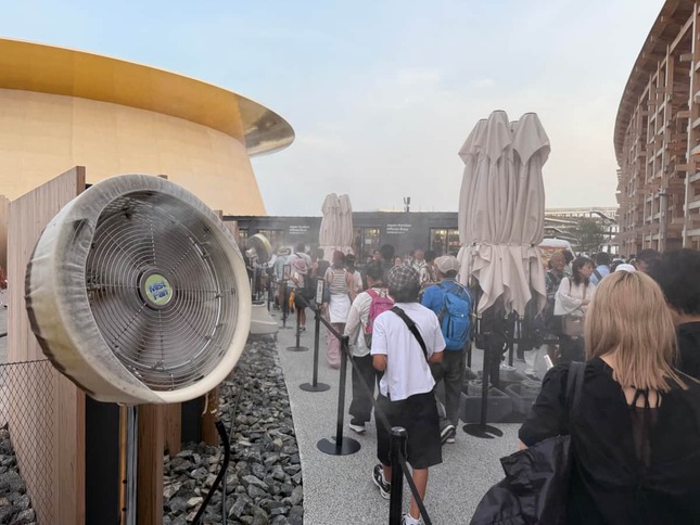 日本館前にはミストが出る扇風機が設置されていた