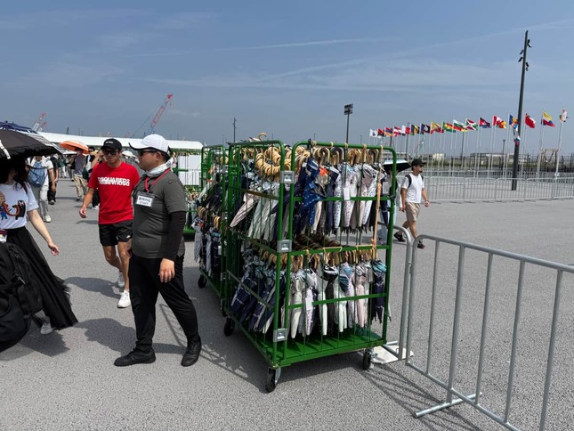 東ゲート前では日傘のレンタルも