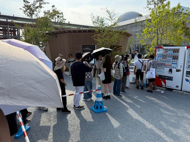 給水スポットに並ぶ人々