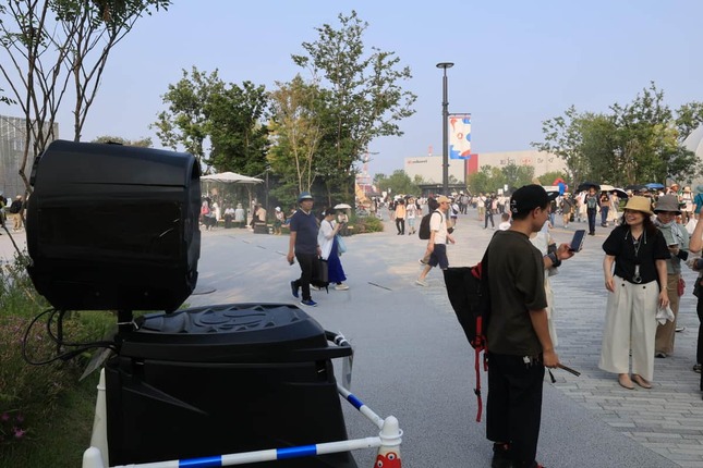 会場各地にはミストの出る送風機が設置されていた