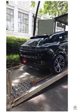 動画でも納車の様子を公開。新車がトラックから降ろされている