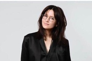 アンジェラ・アキ、トレードマークのメガネはずし...　ポニテ姿かわいいリハショットが話題に