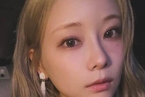 「天使過ぎ」重盛さと美36歳、安定のかわいさ愛犬と2ショ　海に映えるへそチラコーデ「どんどん綺麗に」