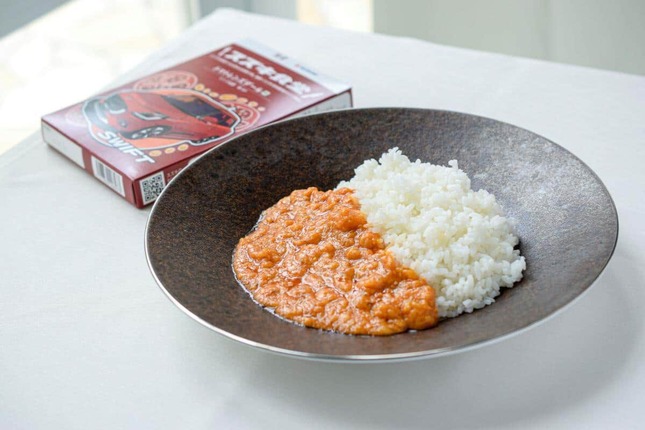 「スズキ食堂インドベジタリアンカレー」トマトレンズダールの盛り付けイメージ（スズキ提供）
