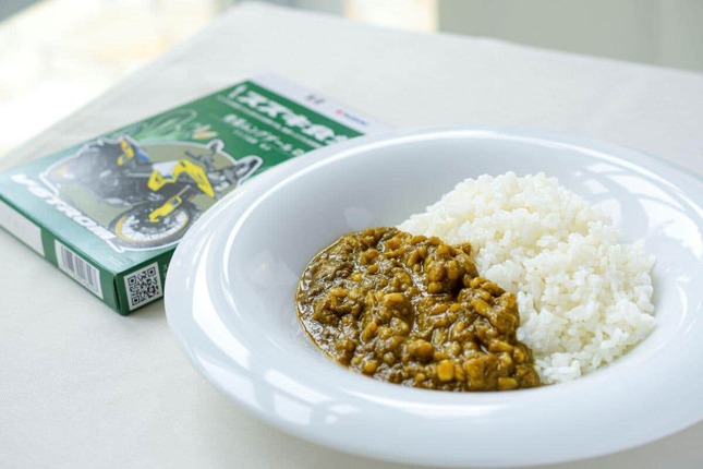 「スズキ食堂インドベジタリアンカレー」青菜ムングダールの盛り付けイメージ（スズキ提供）