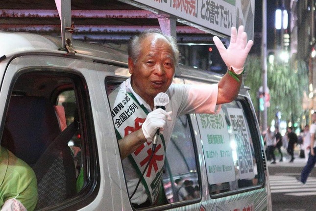選挙カーに「箱乗り」する鈴木宗男氏

