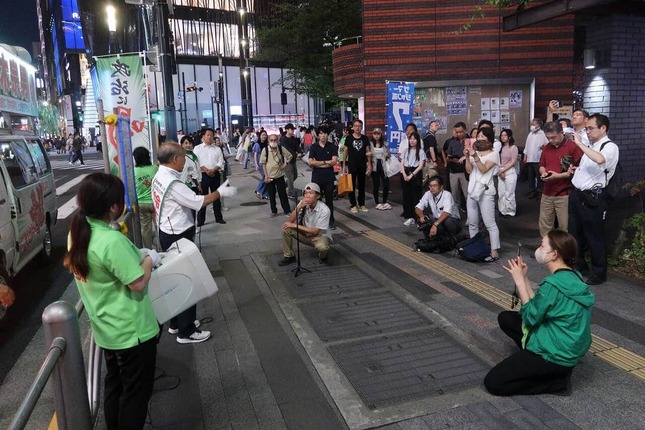 支持者らが演説に耳を傾けた
