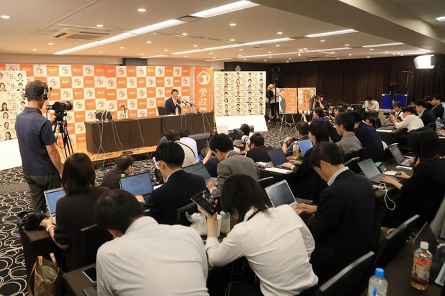 参政党の会見場には多くの記者が集まった