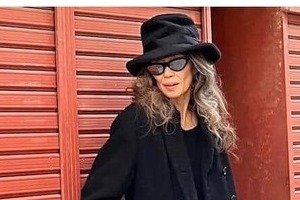 萬田久子67歳、タイトな深めスリットドレスで圧倒的な美　「カッコいい」「なんて美しいの～」