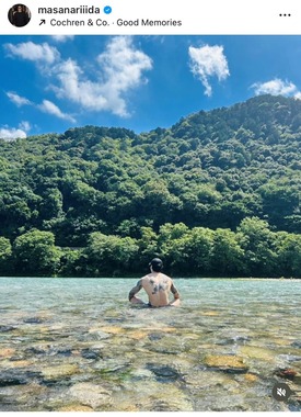 川で涼む飯田（本人インスタグラムより）