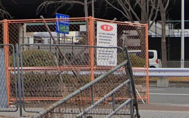 フェンスにある警告看板（グーグルのストリートビューから）