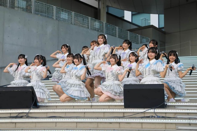 新曲「半袖天使」を披露するHKT48