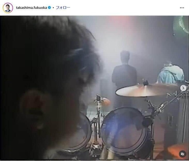 福岡市の高島宗一郎市長がインスタグラムに公開した30年前の動画。髪を振り乱してドラムを叩いている少年が高島氏だ