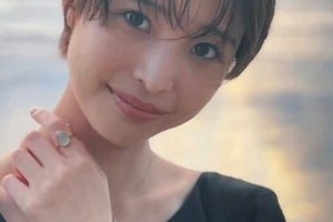 元フジアナ渡邊渚「あえて無加工で載っけます！」　透け感ホワイトコーデ、笑顔ショットにドキっ