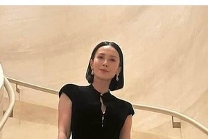 「美し過ぎる」中谷美紀49歳、艶やかな黒ドレスで圧倒的オーラ　ヨーロッパの街並みをバックに